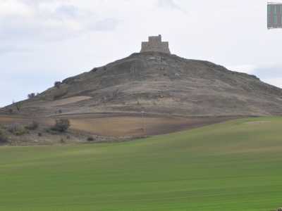 Intorno a noi sterminati campi e prati verdi e pi� in alto di tutto ecco il nostro castello